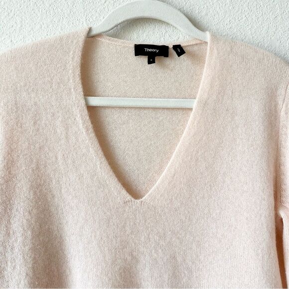 THEORY Adrianna Cashmere V-Neck Sweater in Light Salmon Size Small - Picture 5 of 8